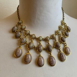 Elegant vintage bib necklace in gold tone with light violet beads.